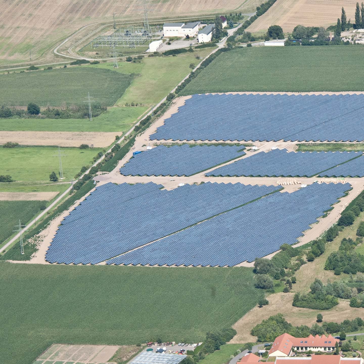 Umspannwerk neben Photovoltaik-Freiflächenanlage