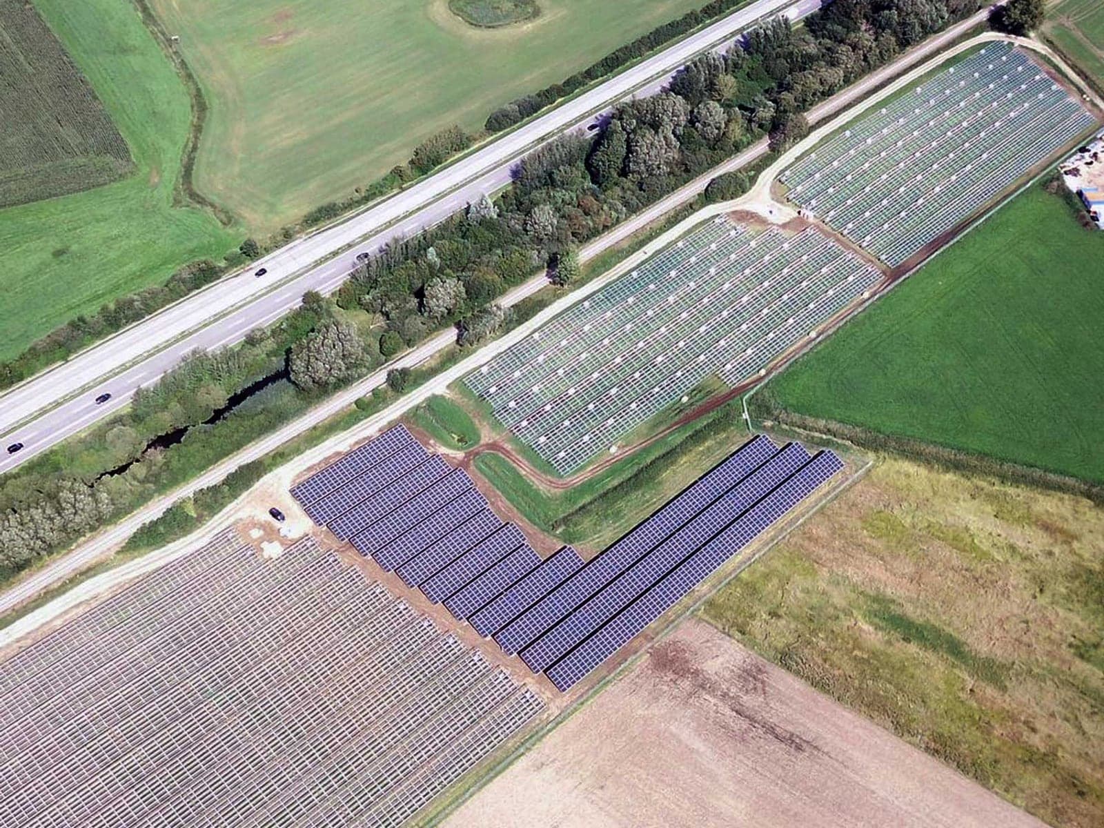 Photovoltaik-Freiflächenanlage — Symbolbild