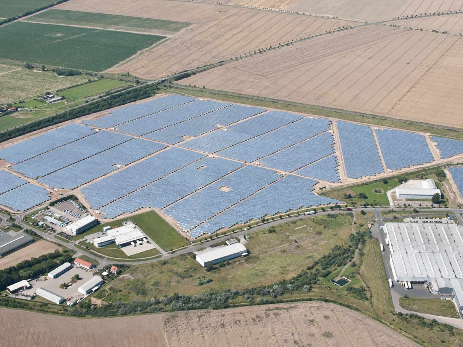 Photovoltaik-Freiflächenanlage — Symbolbild